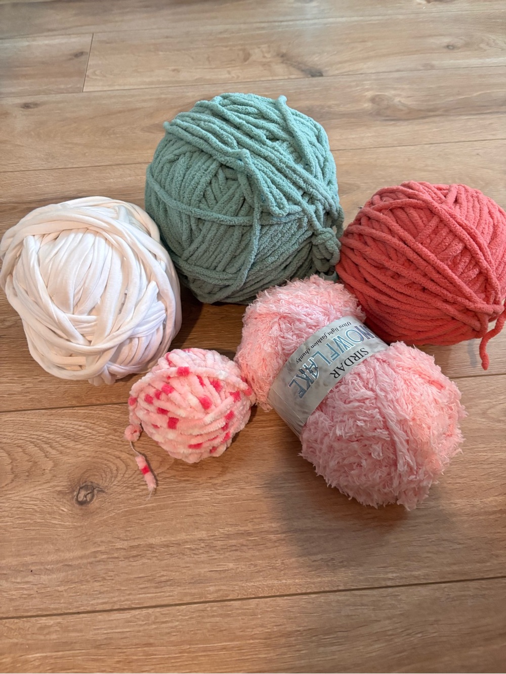 BLANKET and 1 TSHIRT yarn assortment